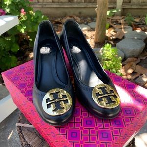 Tory Burch Sally Wedge 6.5 (black/gold)